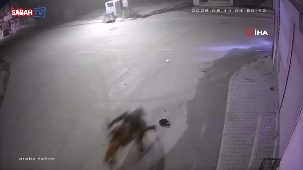 Çalınan motosikletinin peşine düştü! Hırsızların kaçtığı anlar kamerada | Video videosunu izle Çalınan motosikletinin peşine düştü! Hırsızların kaçtığı anlar kamerada | Video videosunu izle