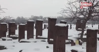 Tarihi mezarlıktan kartpostallık kar manzaraları | Video