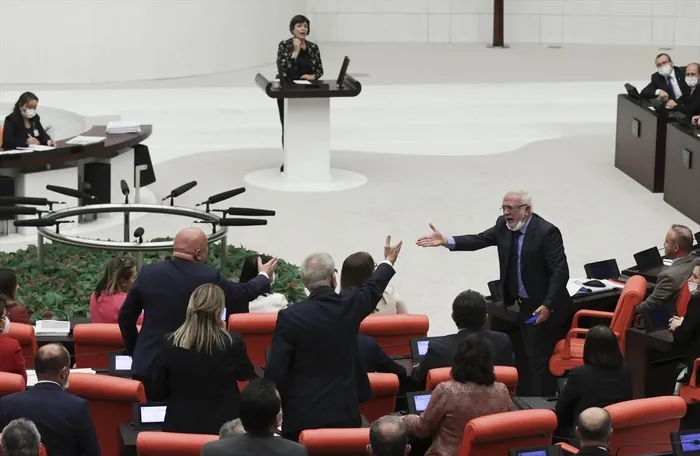 son-dakika-chp-hendek-terorunu-gormezden-geldi-hdpye-sahip-cikti-tbmmde-ortalik-karisti-1638347102016.jpg