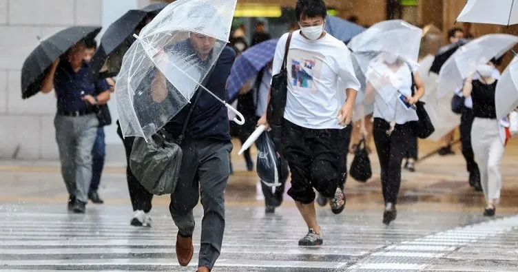 Japonya’yı tayfun vurdu: Ulaşım kilitlendi, yaralılar var