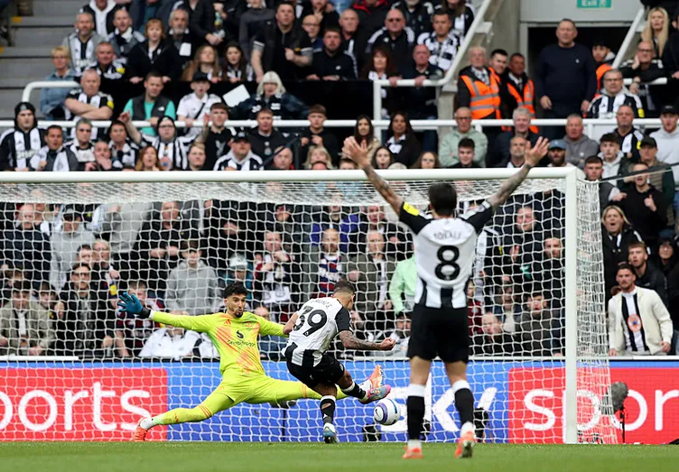 Roy Keane’den çarpıcı sözler: Altay Bayındır’ın performansı ortalığı karıştırdı! Doğum günü kutlaması taraftarları çıldırttı…