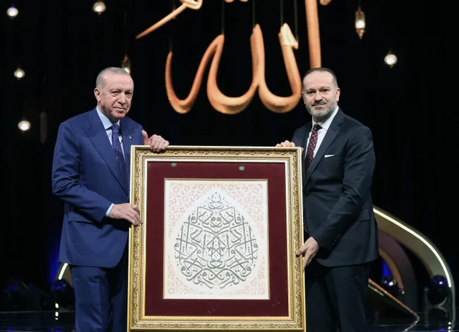 baskan-erdogan-kuran-i-kerimi-guzel-okuma-yarismasi-odul-torenine-katildi-1773696900913.jpg Başkan Erdoğan: