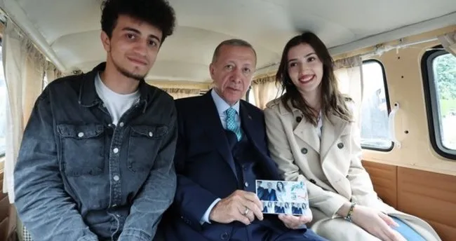 Başkan Erdoğan gençlerle fotoğraf çektirdi: Yüzleri gülümseten anlar