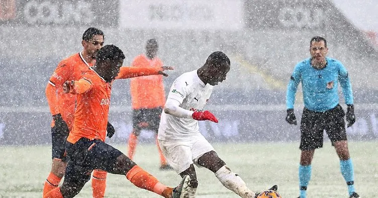 Karlı maçta kazanan çıkmadı! Başakşehir 1-1 Sivasspor