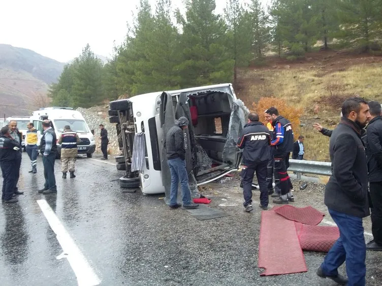 Diyarbakır’da yolcu midibüsü devrildi: 2 ölü, 18 yaralı