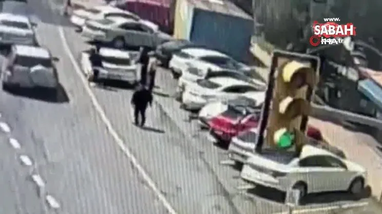 İstanbul’da silahlı “tost ücreti” kavgası kamerada: Büfeci müşteriyi kovalayıp bacağından vurdu | Video