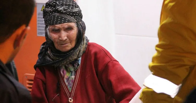 Alevler arasında kalan yaşlı kadını gençler kurtardı