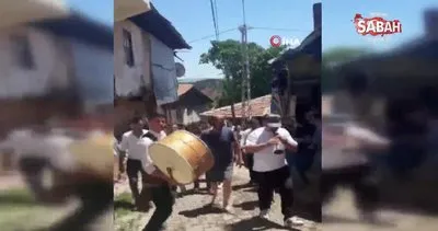 Düğüne geç kalanlara ilginç ceza! Su dolu oluğa attılar | Video