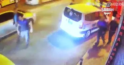 Beşiktaş’ta bıçaklı “afiş” asma kavgası kamerada! Sopayla zabıtaya saldıran genç düşüp ayağını kırdı | Video