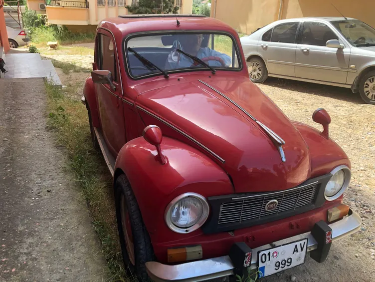 67 yaşındaki adam, kendisinden büyük Topolino model aracına gözü gibi bakıyor