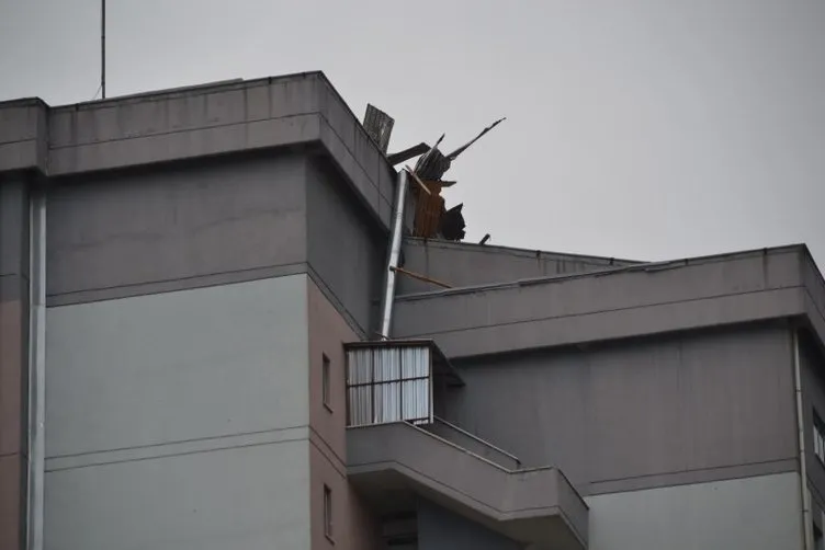 Malatya’da vergi dairesinin çatısı uçtu