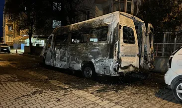 Avcılar’da park halindeki 2 araç yandı