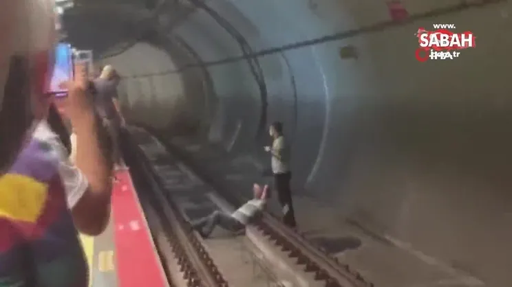 Keyif yapar gibi metro raylarına uzandı | Video