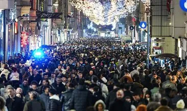 Türkiye, 2025 yılına coşkuyla girdi! Ülkenin birçok kentinde meydanlar dolup taştı #ankara