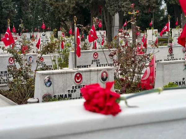 arefe-gunu-yurek-burkan-ziyaret-sehitler-unutulmadi-1773920745972.jpg