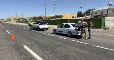 Ağrı’da huzur ve güven uygulamasında 3 aranan şahıs ve 7 düzensiz göçmen yakalandı #agri