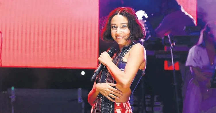 Zeynep Bastık üç gün üst üste Ege’de sahnede
