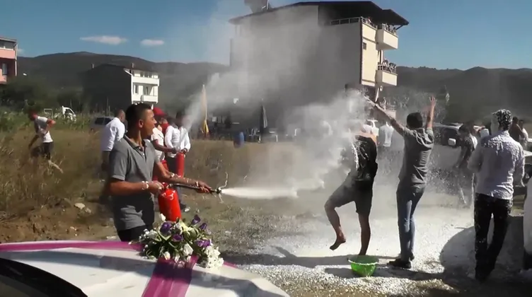 Acıdan aÄzı yanan damada yangın köpüÄü sıktılar