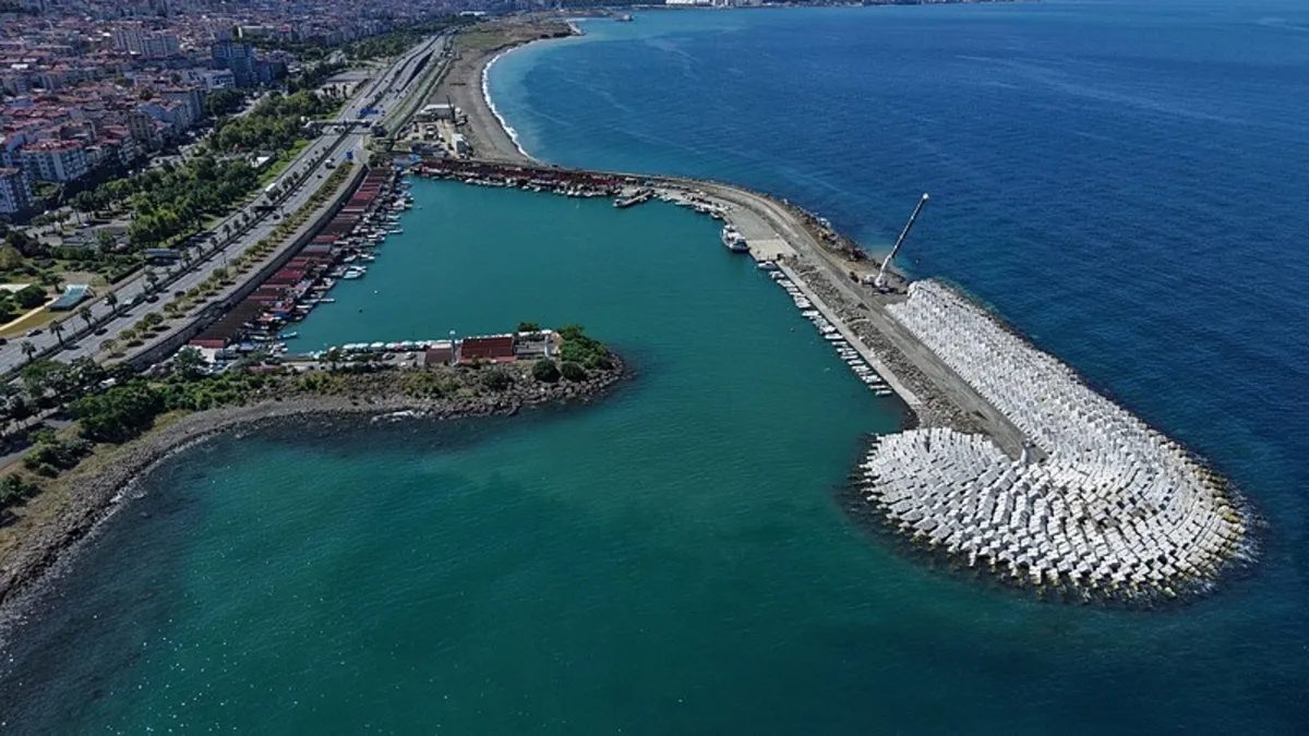 Karadeniz sahiline 21 tonluk dalga kalkanı