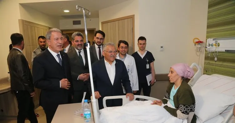 Milli Savunma Bakanı Hulusi Akar, Şehir Hastanesi’nde depremzedelerle bayramlaştı