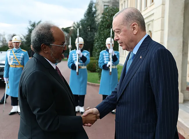 baskan-erdogan-somali-cumhurbaskani-mahmud-ile-gorusuyor-1767106304053.jpeg Başkan Erdoğan: