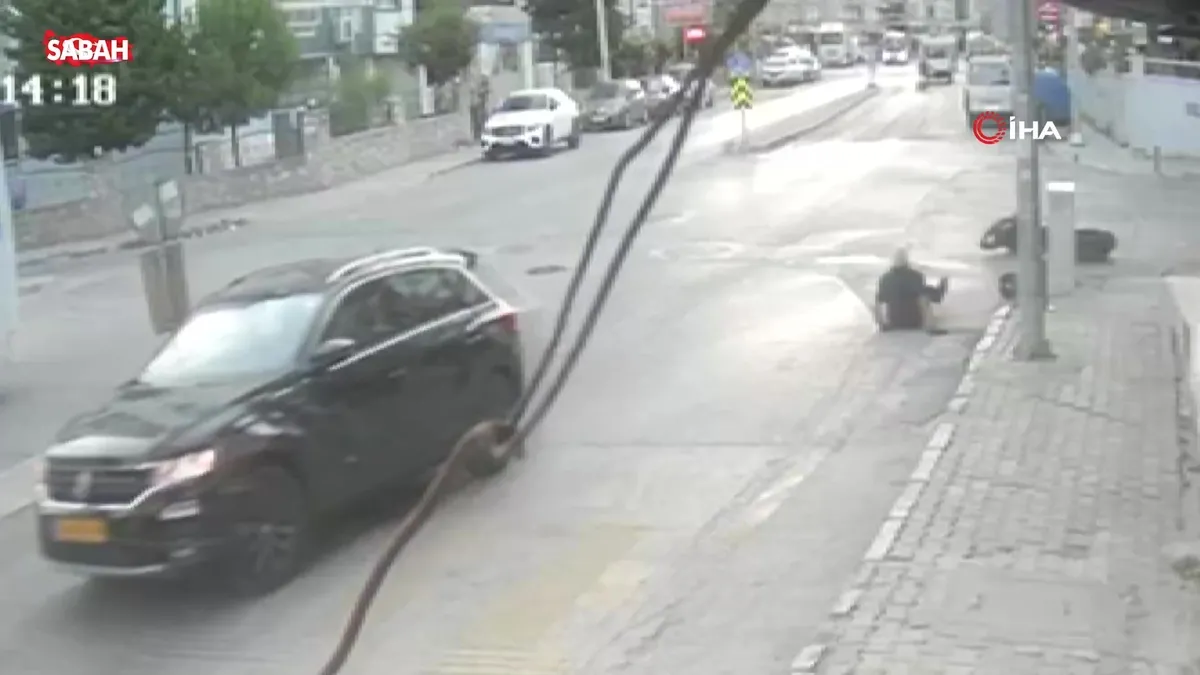Arkasına bile bakmadı! İzmir’de otomobilin motosiklete çarpıp kaçtığı kaza kameraya yansıdı videosunu izle Arkasına bile bakmadı! İzmir’de otomobilin motosiklete çarpıp kaçtığı kaza kameraya yansıdı videosunu izle