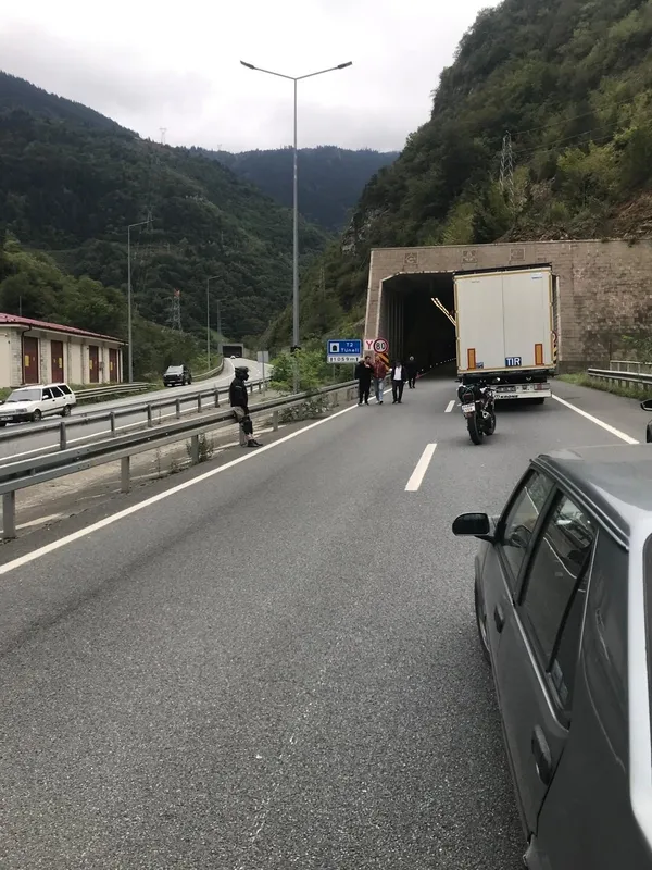 tunelde-yaris-faciayla-bitti-surucu-yanarak-can-verdi-1791204430116.jpg