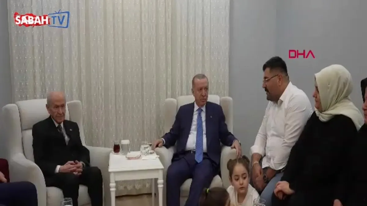 Başkan Erdoğan’dan yeni evlerine kavuşan depremzede aileye ziyaret! videosunu izle Başkan Erdoğan’dan yeni evlerine kavuşan depremzede aileye ziyaret! videosunu izle