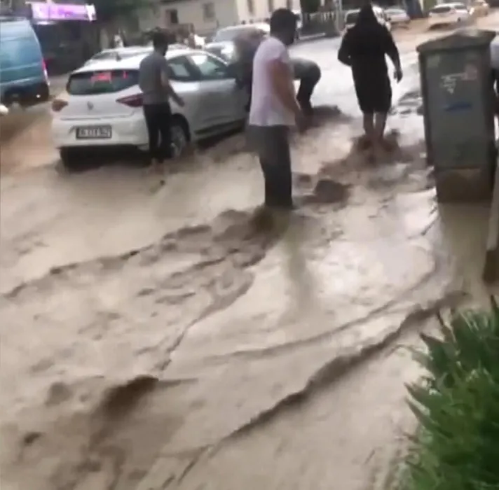 Son dakika | Ankara sular altında! Etkili sağanak yerini doluya bıraktı: Sokaklar dereye döndü, araçlar suya gömüldü
