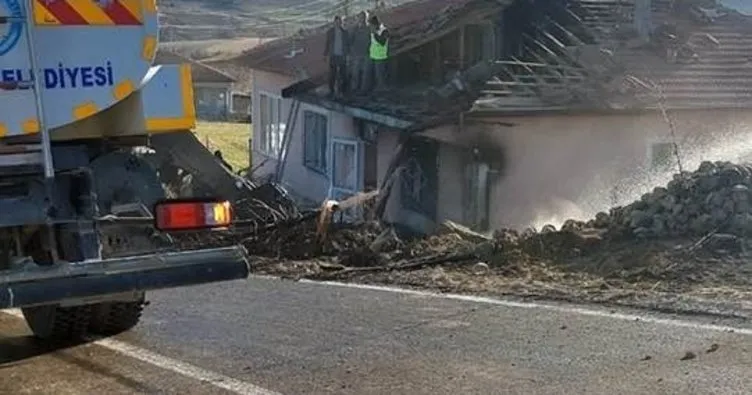 Çorum’da korkutan yangın: Otomobil kül oldu, ev zarar gördü