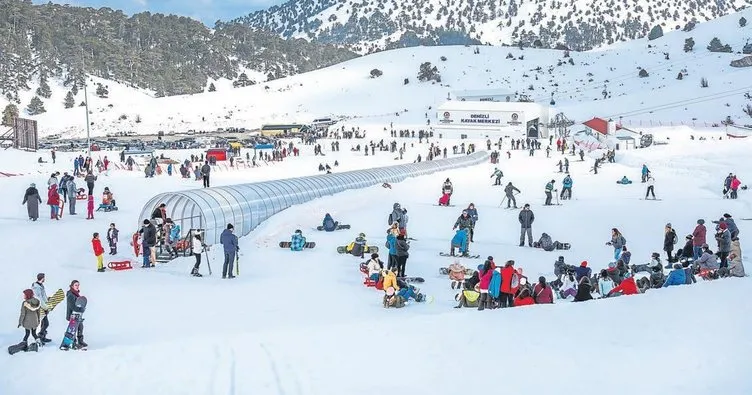 Kayak merkezine 200 bin ziyaretçi