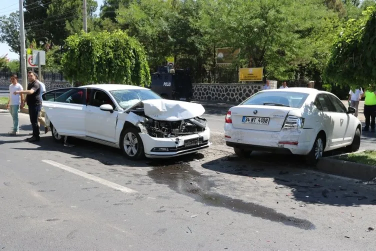 Diyarbakır’da ağaca çarpan otomobilin motoru fırladı