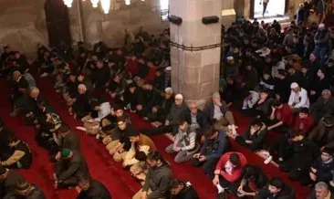 Vali Aydoğdu, cuma namazını bin 500 öğrenciyle Ulu Camii’de kıldı
