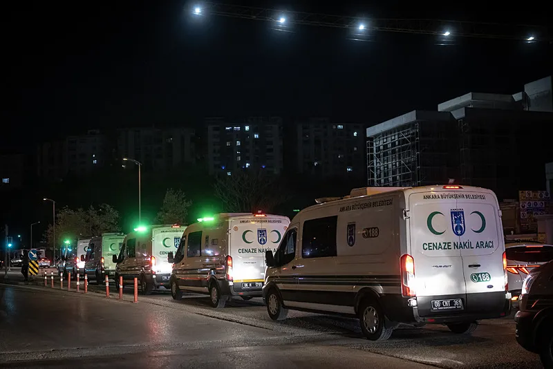 Şehit askerlerin cenazeleri, tören alanına götürüldü