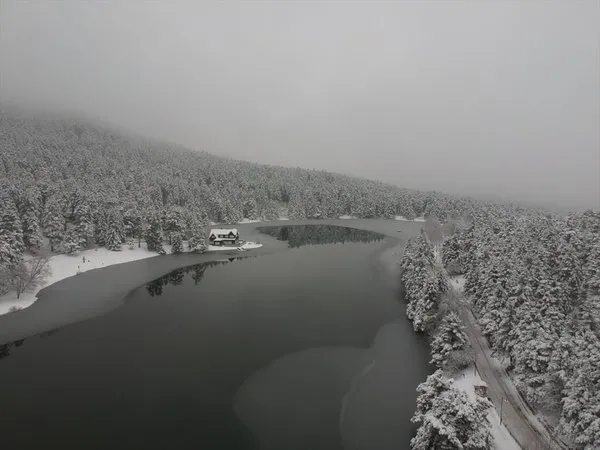 Bolu'daki göl buz tuttu