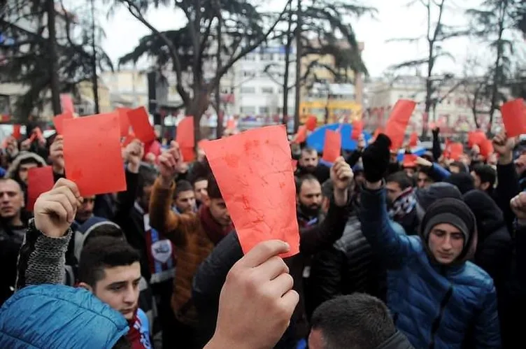 Trabzonspor taraftarlarından kırmızı kartlı yürüyüş