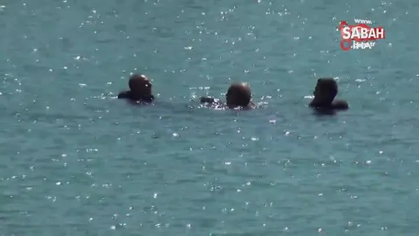 Nehirde yüzen yaşlı adam polisi alarma geçirdi | Video