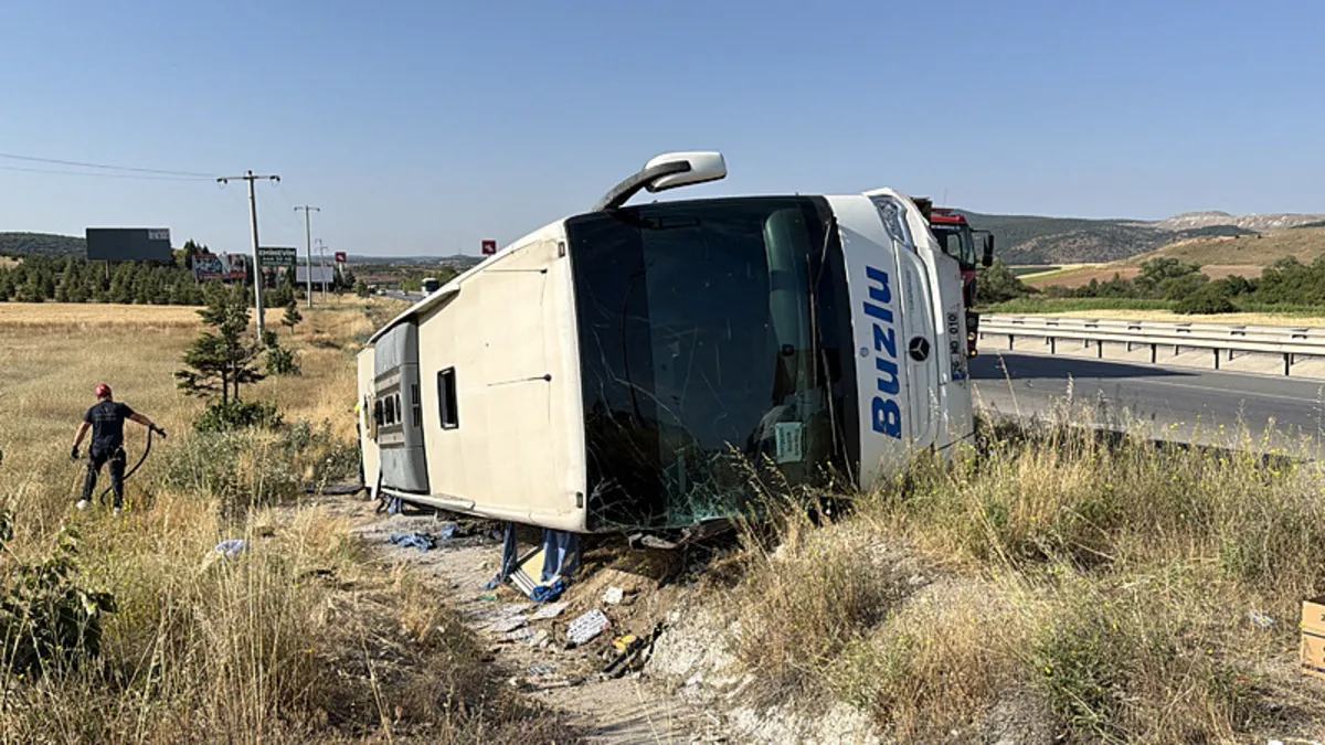 Eskişehir’de yolcu otobüsü şarampole devrildi: 20 kişi yaralandı Eskişehir’de yolcu otobüsü şarampole devrildi: 20 kişi yaralandı