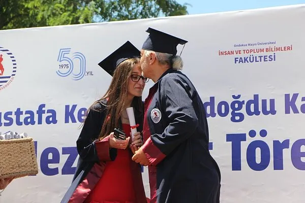 kas-hastaligi-nedeniyle-universiteye-4-yil-boyunca-babasinin-goturdugu-ogrenci-dereceyle-mezun-oldu-1751108977809.jpeg
