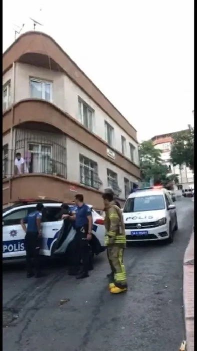 Beyoğlu’nda ilginç anlar! Hırsızı pencerede enseledi: 15 dakika boyunca polisi böyle beklediler
