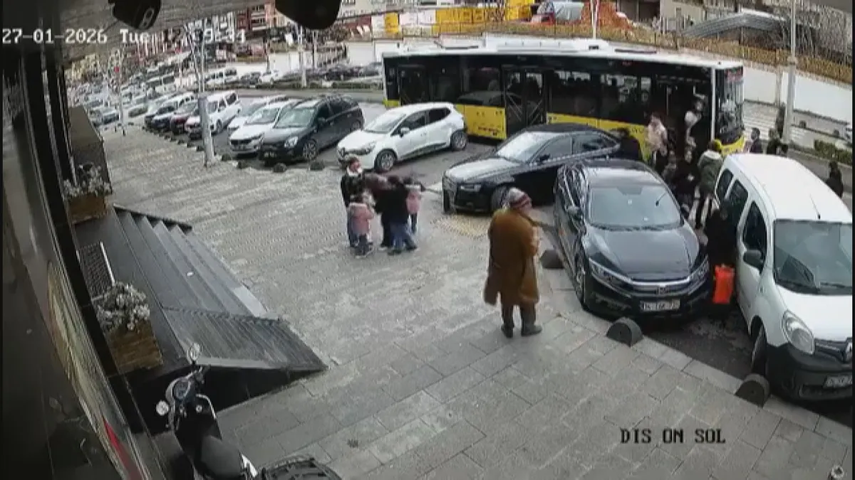 SON DAKİKA… İstanbul Esenler'de İETT otobüsü park halindeki 2 otomobile çarptı: O anlar kamerada! SON DAKİKA… İstanbul Esenler'de İETT otobüsü park halindeki 2 otomobile çarptı: O anlar kamerada!