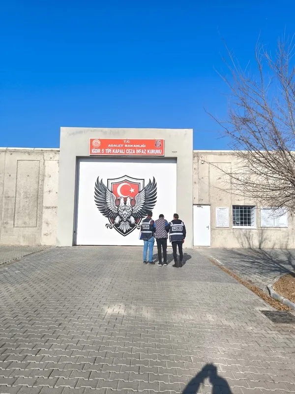 igdirda-23-yil-hapis-cezasi-bulunan-sahis-yakalandi-1766055892356.jpg