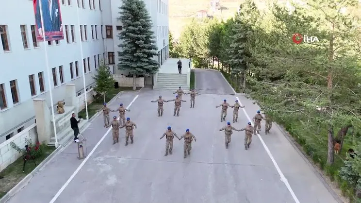 Komandolar zeybek performansıyla göz doldurdu