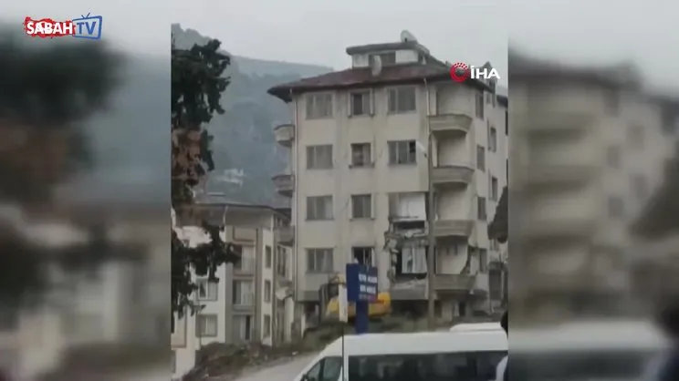 5 katlı binanın yıkımında, iş makinesi enkaz altında kalmaktan son anda kurtuldu | Video