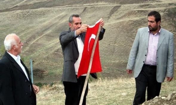 PKK’lı oğlunun mezarına Türk bayrağı dikti