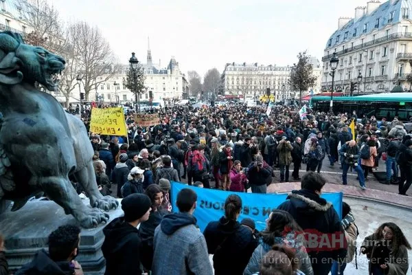 Binlercesi toplandı! Diz çöküp beklediler...