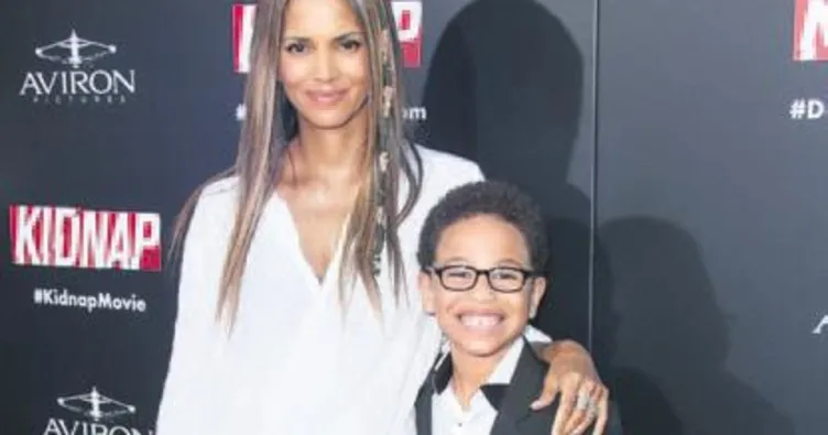 Filmdeki oğluyla kırmızı halıda