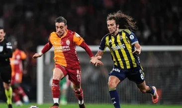 Derbide kartlar havada uçuşuyor