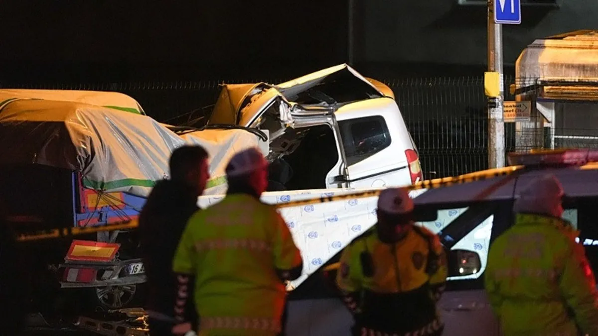 Polisten kaçan araç tıra çarptı: 1 ölü, 1 yaralı Polisten kaçan araç tıra çarptı: 1 ölü, 1 yaralı