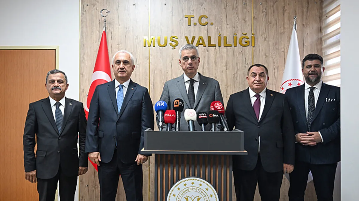 Sağlık Bakanı Kemal Memişoğlu konuşma yaparken